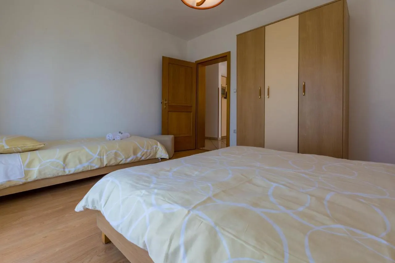 Apartments Domino R Dramalj 0*,  Croatie