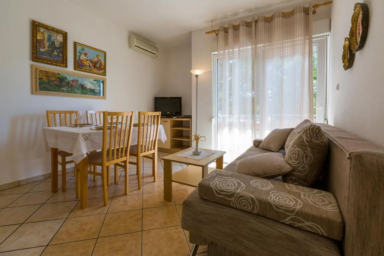 Apartments Domino R Dramalj