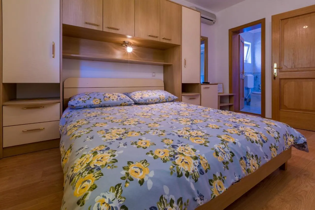 Apartments Domino R Dramalj 0*,