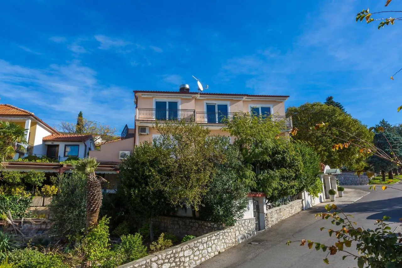Apartments Domino R Dramalj Maison d'hôtes
